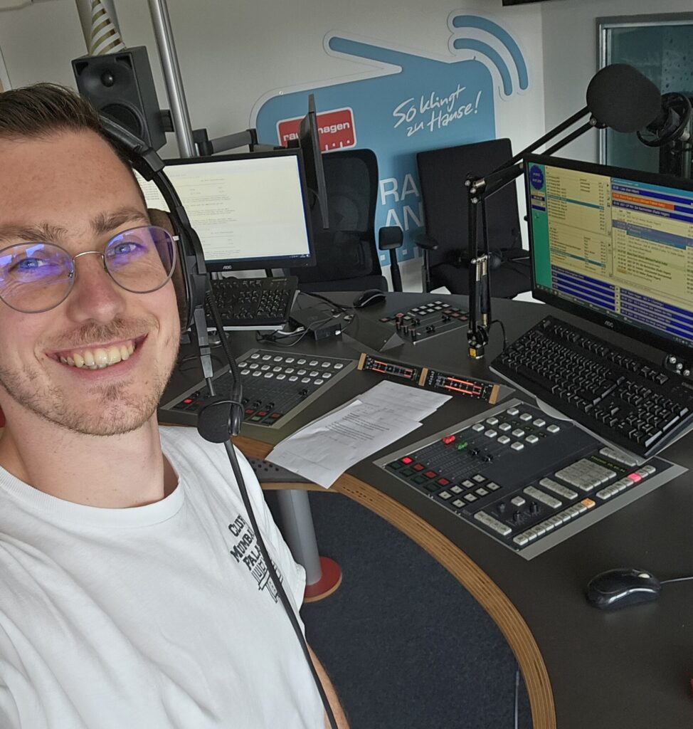 Daniel Brocke im Studio von Radio Hagen